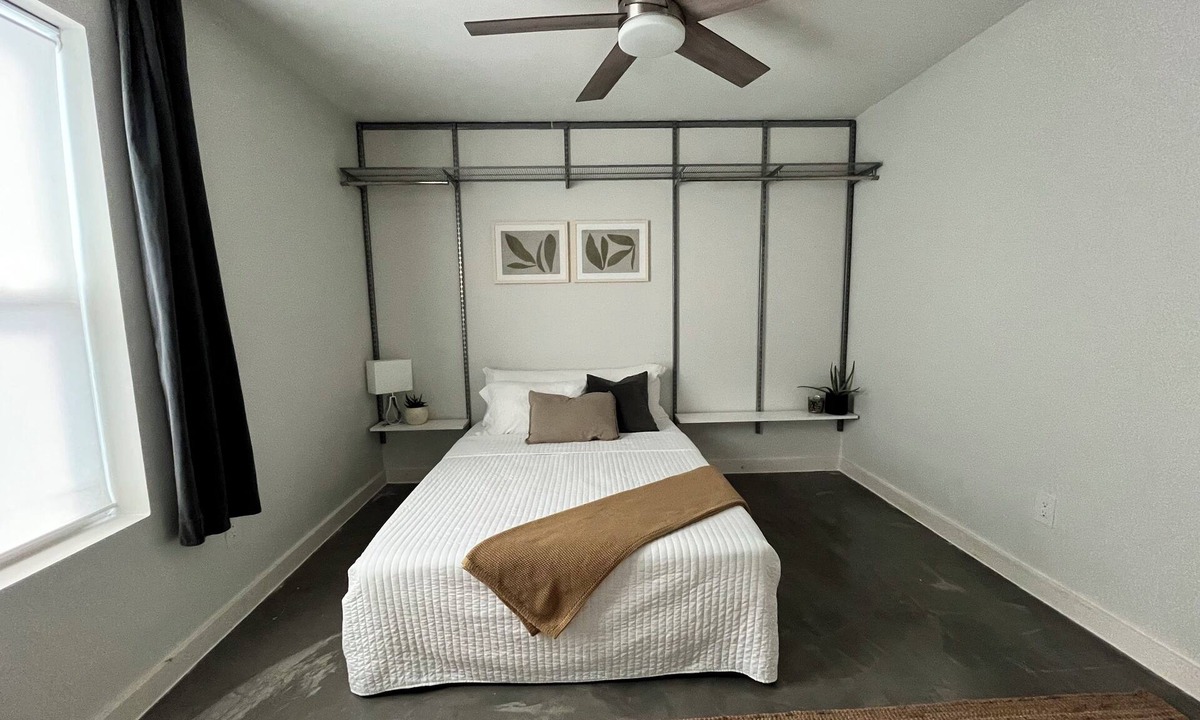 Edinburg House | spacious, modern house in a tranquil, tree-lined neighborhood