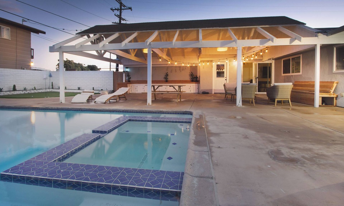North Tustin House | Spacious Saltwater Pool Home Near Disney & Beaches – Sleeps 14+
