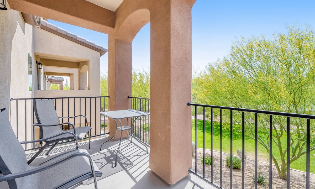 East Mesa House | Spacious townhouse with fast WiFi, central AC, washer/dryer, pool, & hot tub