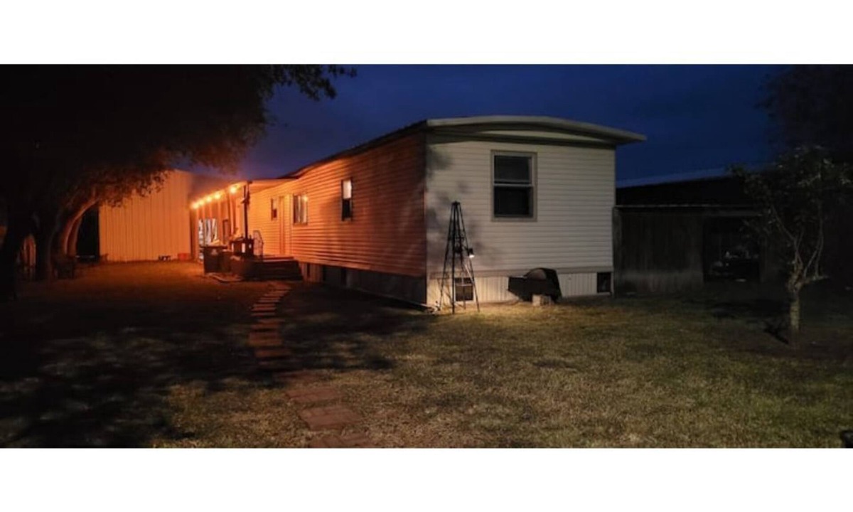 Sebastian Cabin | Sparkling Pool & Waterfront Fishing at Arroyo!