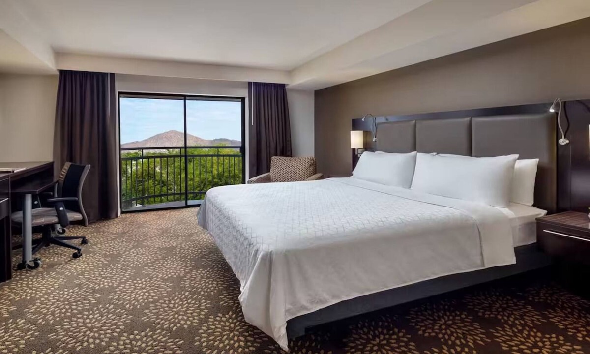 Camelback East Hotel | Standard King at Holiday Inn & Suites Airport North - Pool and Outdoor Dining