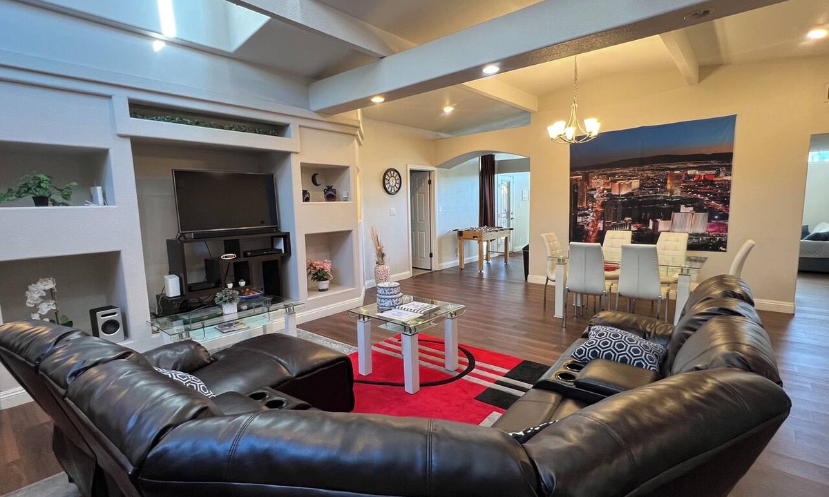 Las Vegas House | STATE/CITY LICENSED AND PERMITTED! 3 bed 2 bath Single Family Home Pet Friendly.