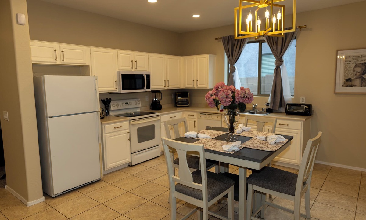 Rogers Ranch House | Stay at The Margarita: Where Comfort Meets Style