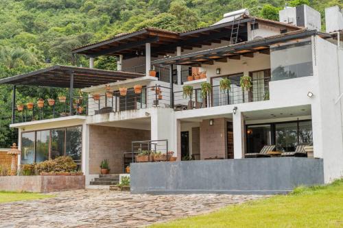El Santuario Villa | Stunning home in Valle De Bravo with lake view