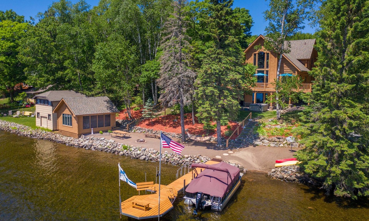 Duluth Cabin | Stunning log home on Pike Lake with many amenities. Perfect for larger groups