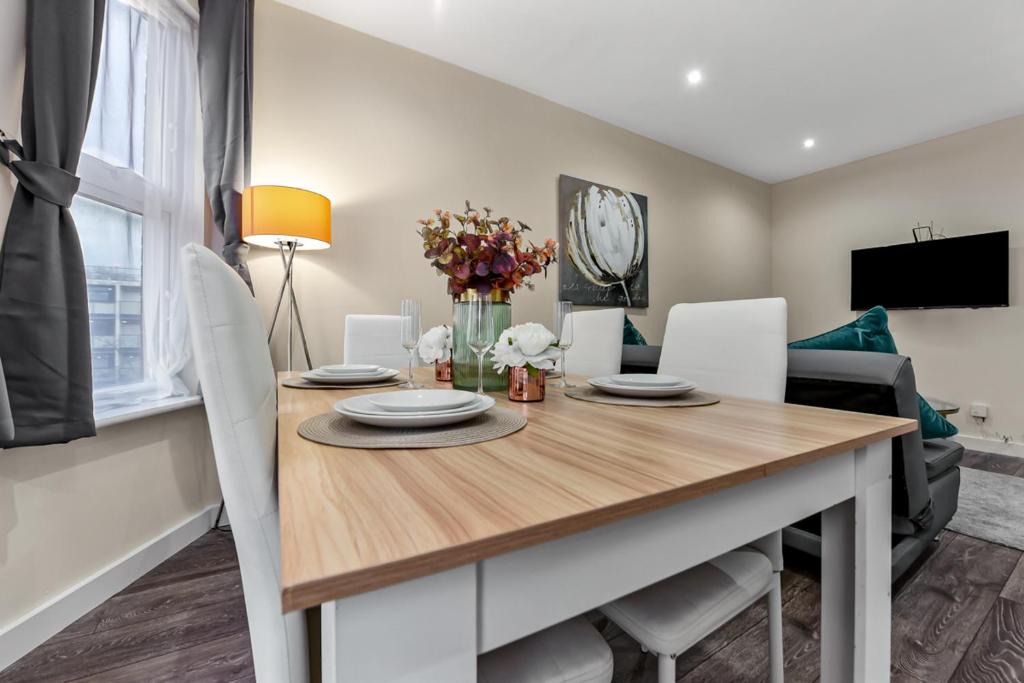 Surrey Docks Apartment | Stylish 2-Bed, Canada Water, Canary Wharf 1 Stop, Families Welcome