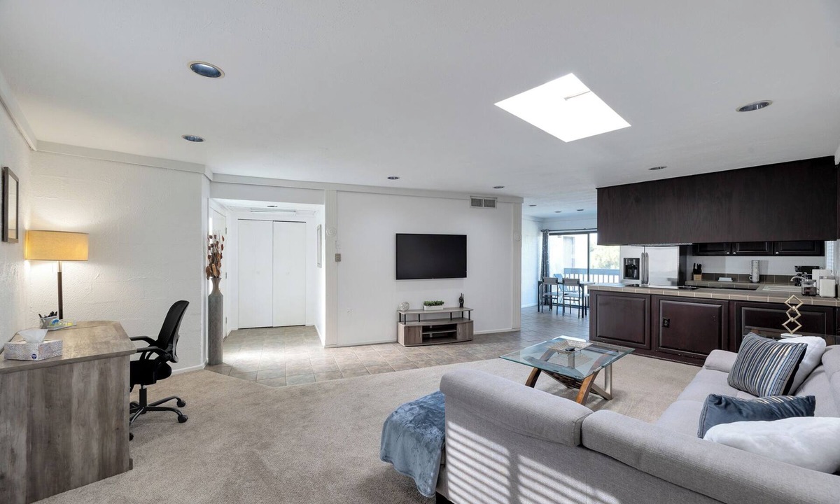 Camelback East Condo | Stylish Biltmore Condo w/Pools, Mtn Views & Wi-Fi