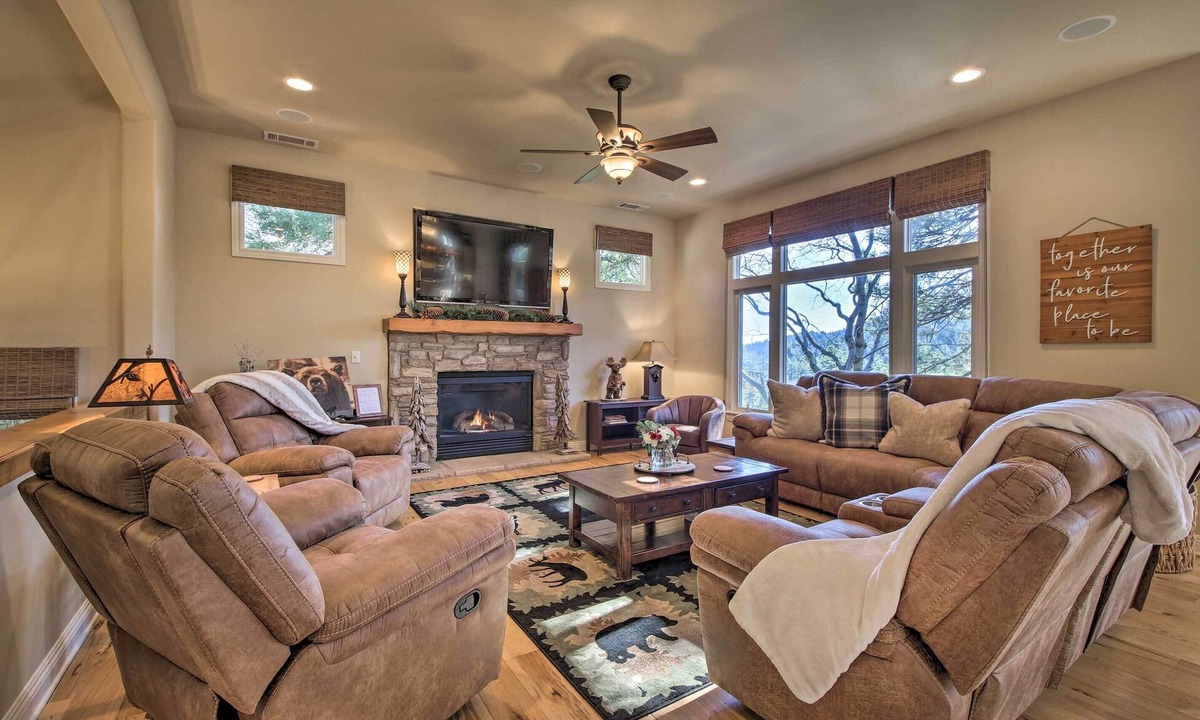 Twin Peaks House | ‘Sugar Bear Lodge’ w/Game Room - 5 Mi to Village!