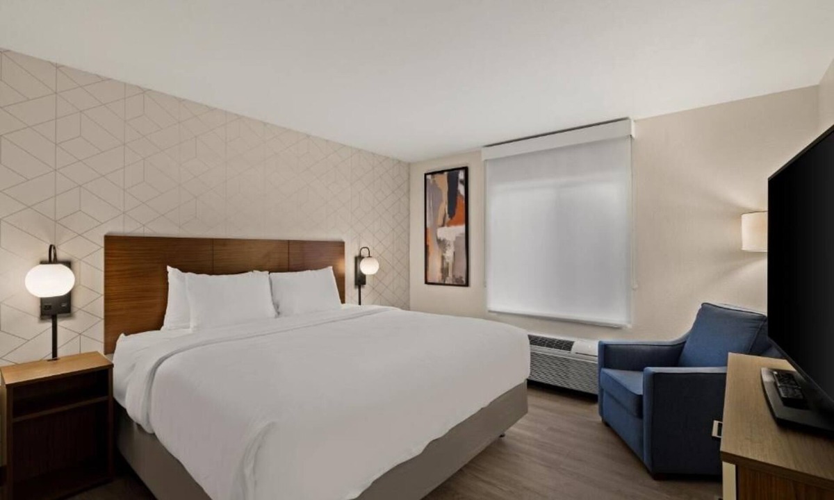 Brownsville Hotel | Suite w/King Bed | Kitchenette | Gym Access | Free Parking