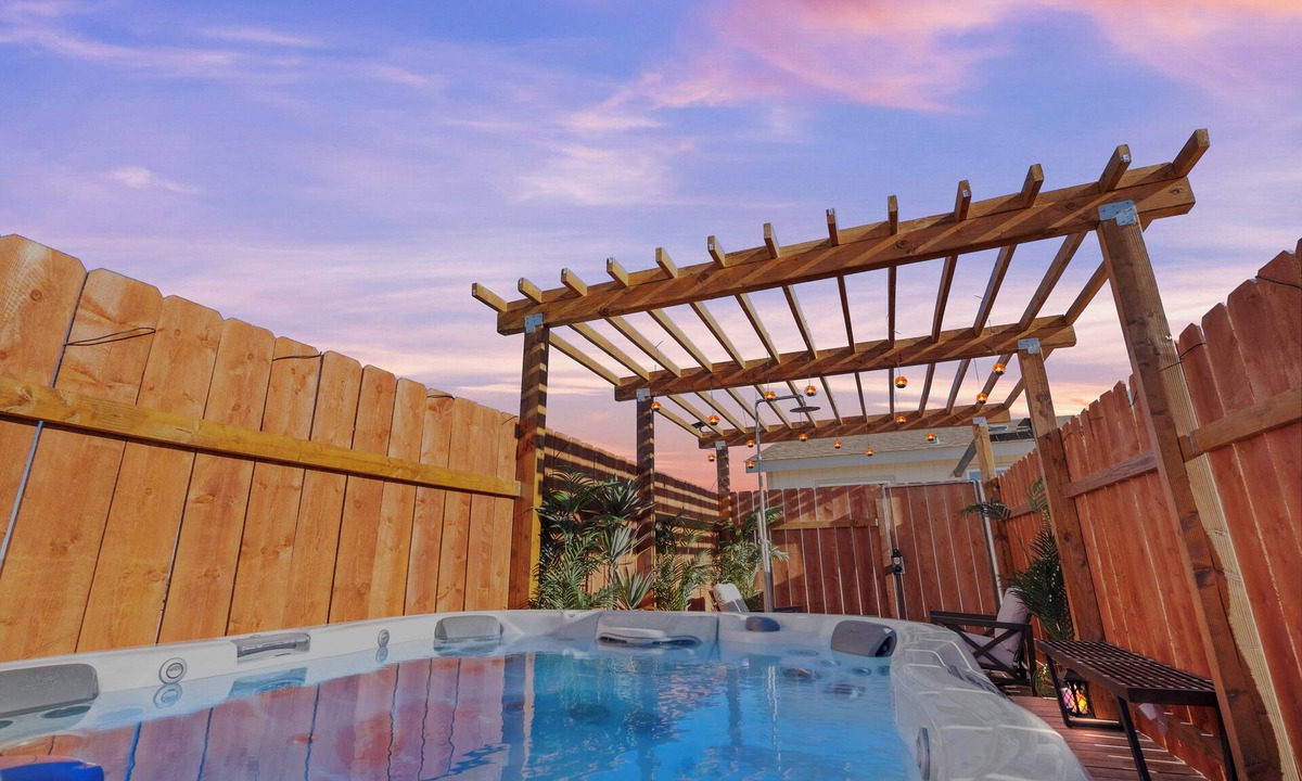 Joshua Tree House | Summer Relax & Unwind @ Genesis Oasis - Wifi + Spa! Pet Friendly!