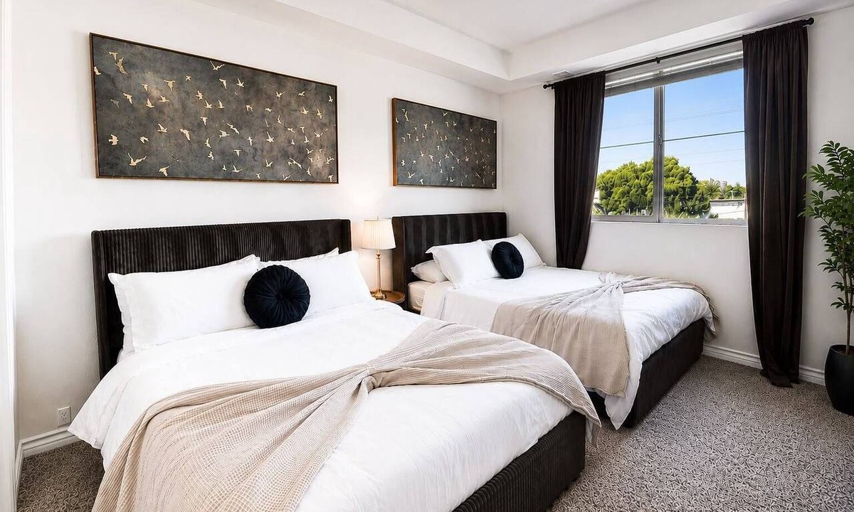 Sherman Oaks Hotel | Sun-Drenched Hideaway w/Dual Balcony, Pool, & Gym