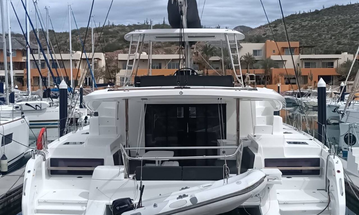 La Paz Boat Rental | Sun-Kissed Sailing in Mar de Cortez: A Baja California Sur Beach Experience