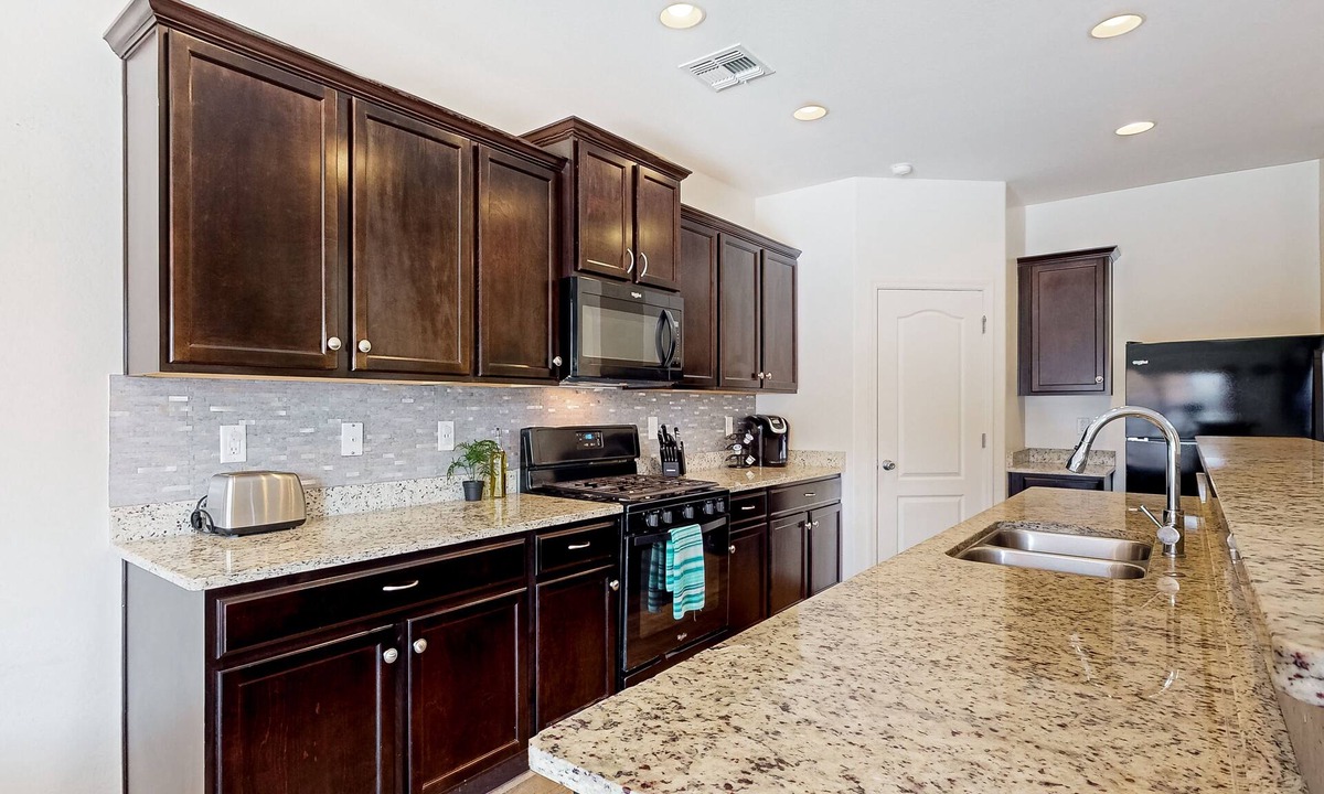 Maricopa House | Sunlit & spacious home with patio & generous yard - near golf - dog-friendly