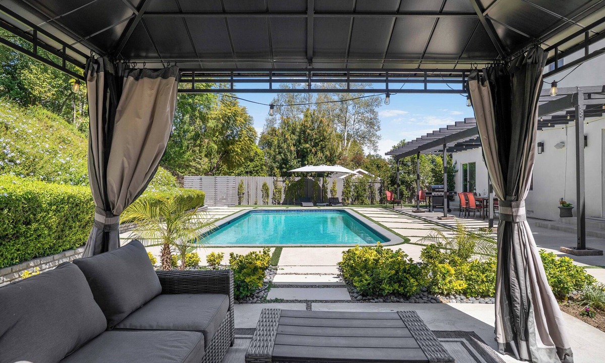Tarzana House | Sunning Spacious Contemporary 5-bedroom house in lovely Tarzana