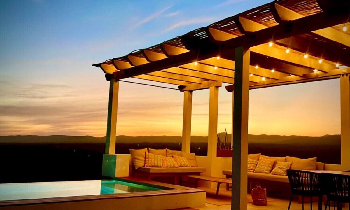 Vinorama Apartment | Surfers Hideaway · Walk to Beach · Private Garden · Pool & Jacuzzi