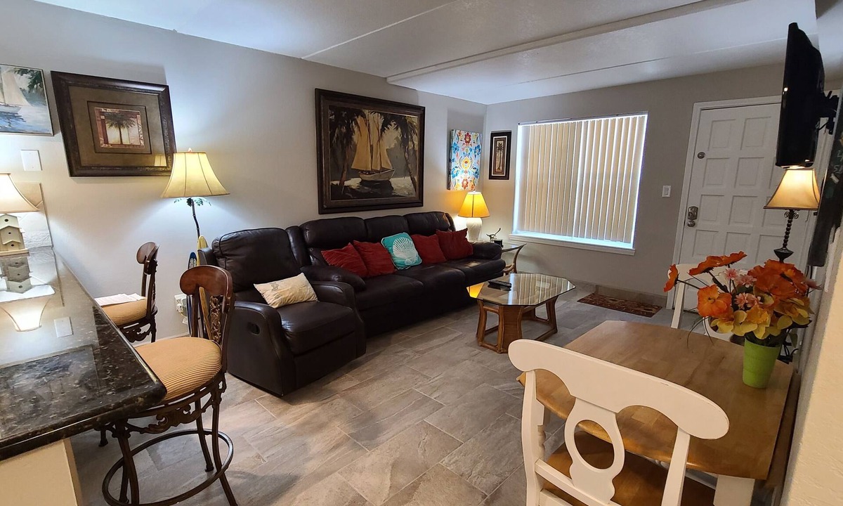 South Padre Island Condo | SURFSIDE 1 107 BEACH Condo 1 KING 2TVs Washerdyer HEATED POOL Hot tub