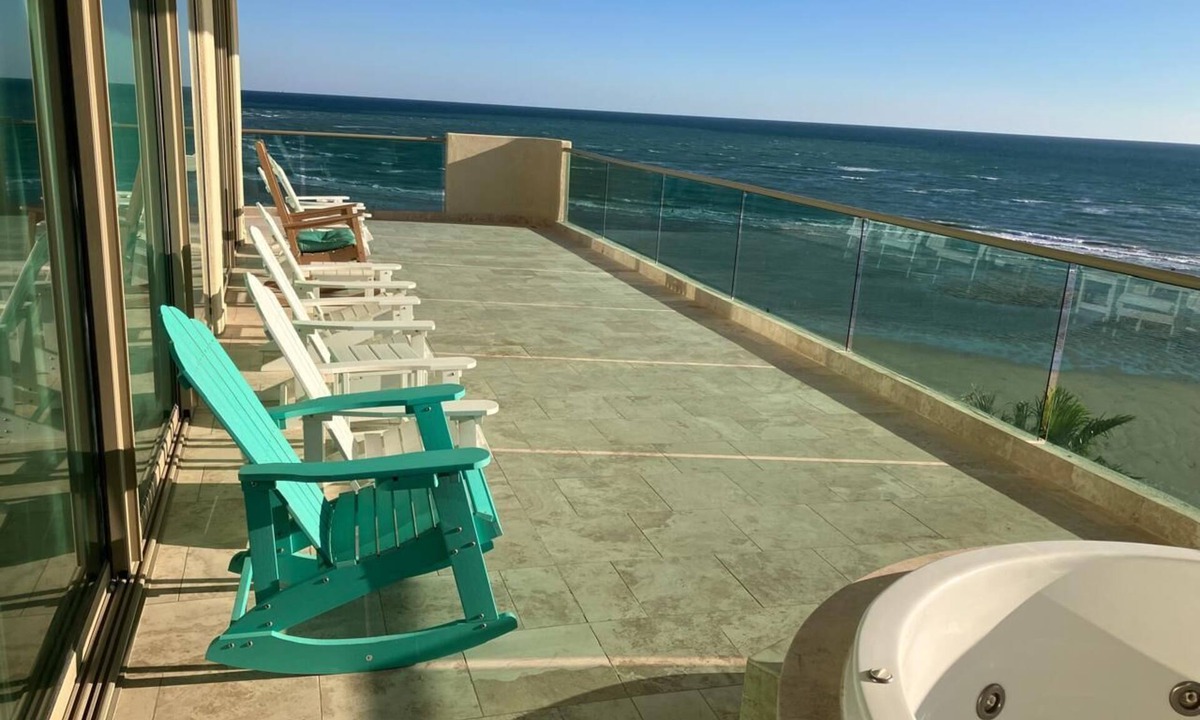Las Conchas Condo | Tessoro 201 - Like being on the water