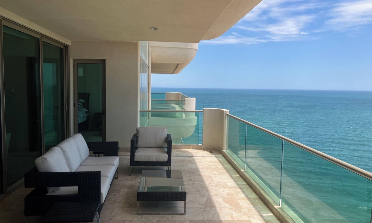 Las Conchas Resort | Tessoro at Las Conchas 902 - Elegant beach front condo