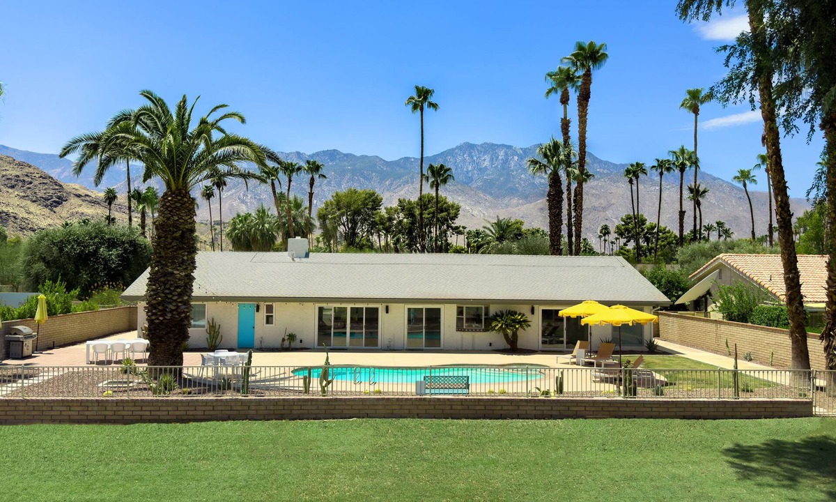 Palm Springs House | The Cowabunga House! - An Art Inspired Home Seated on Historic Golf Resort.