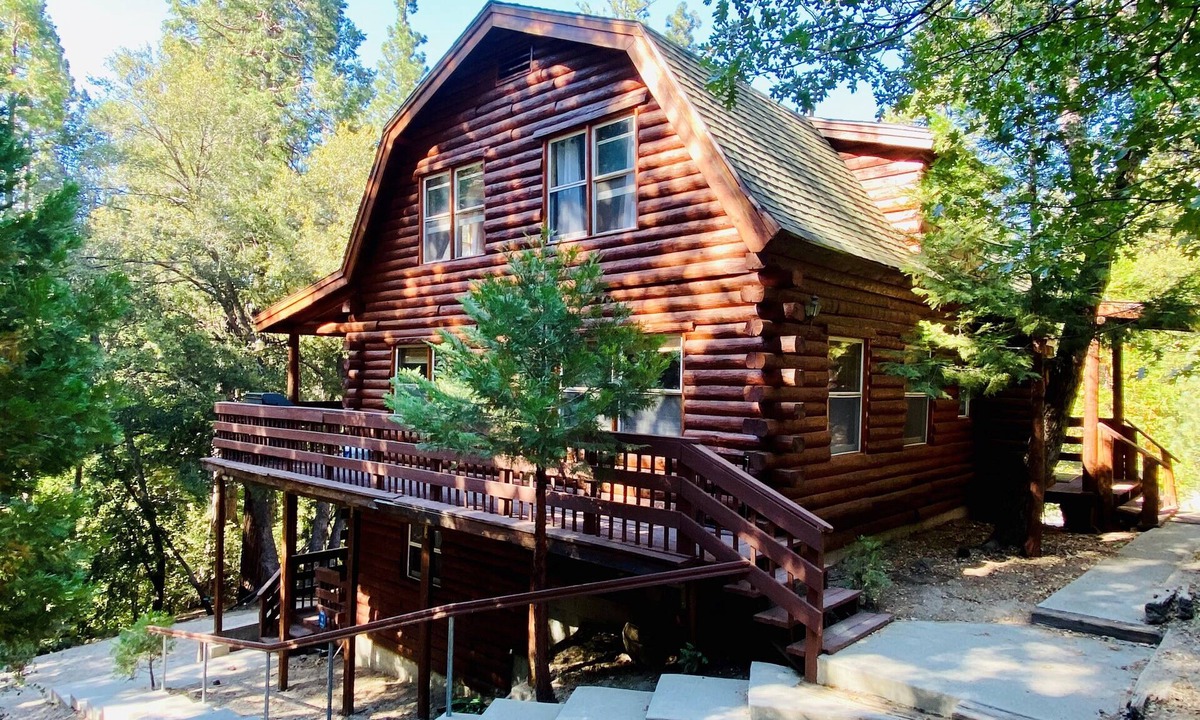 Fern Valley Cabin | The Creek-Side Cabin: Hot Tub, Fire Pit,5 Star, AC, Big Deck, Quiet,Walk To Town
