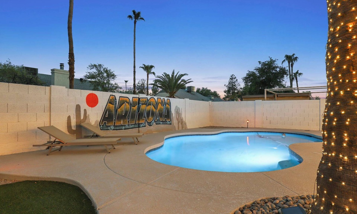 Tempe House | The Dava | Free Heated Pool & Putting Green