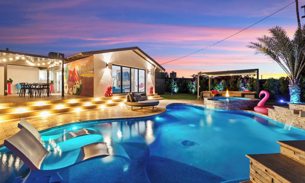 Fairway Park House | The PinkPalm 3, Heated Pool!, 6 min to Old Town!