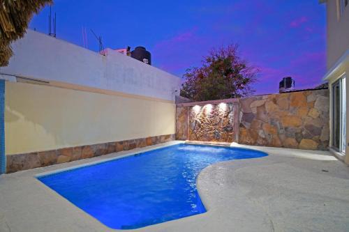 La Rinconada Apartment | The Poolside Suite Downtown Access free parking on street
