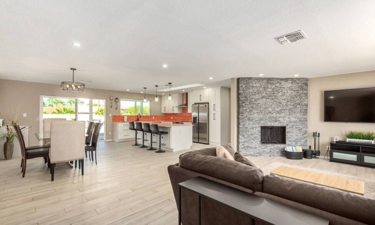 Paradise Valley Village House | The Valley View- Heated Pool/Hiking/Rooftop/Gym/WFH