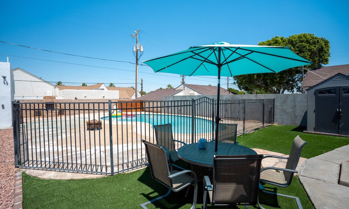Yuma Townsite House | The Yuma White Modern Pool/Pet friendly Home