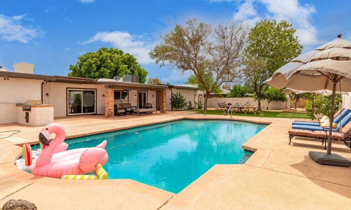 Devonshire Estates Villa | This villa is a 4 bedroom(s), 2 bathrooms, located in Mesa, AZ.