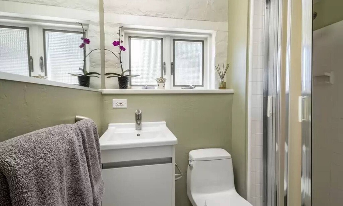 Upper East Cabin | Tranquil 3 bedroom 2 bath house with Central AC