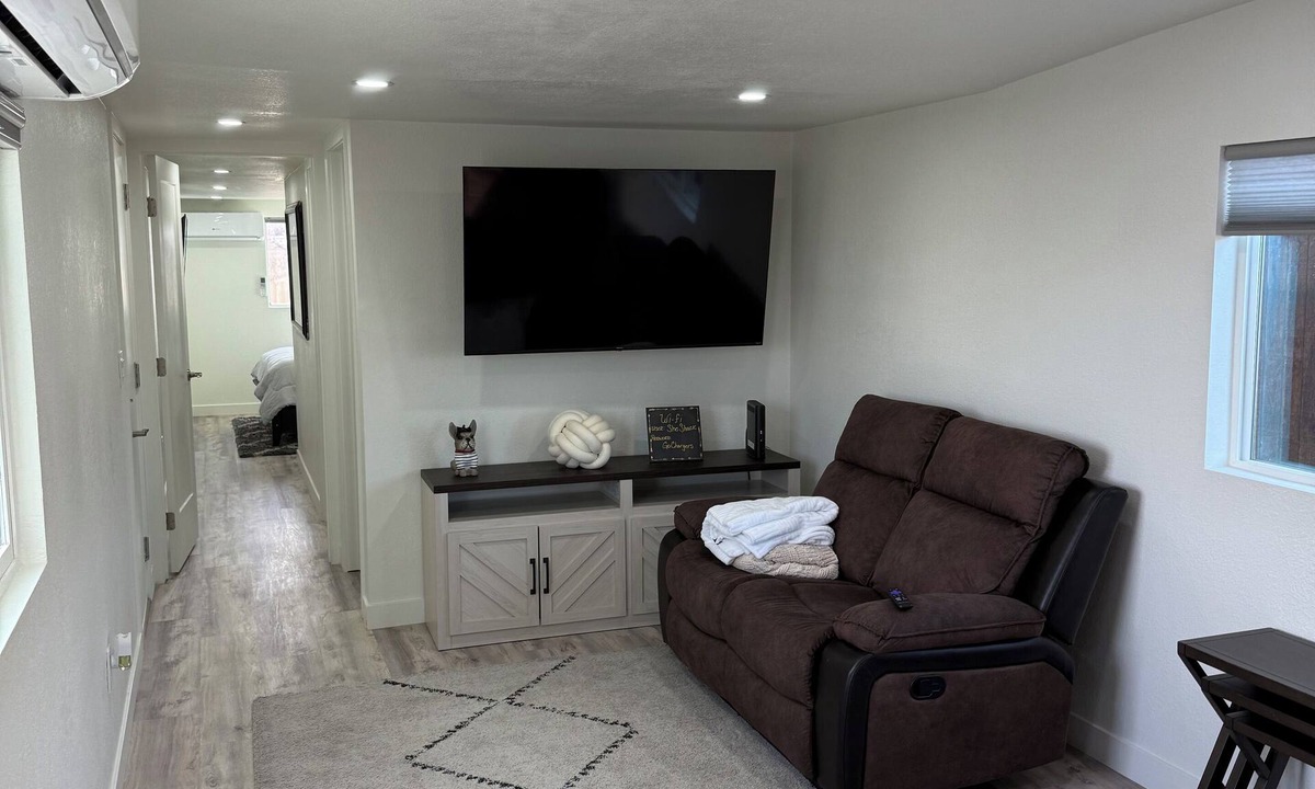 Cienega Springs House | Tranquil Couples' Retreat with Cozy Living Room