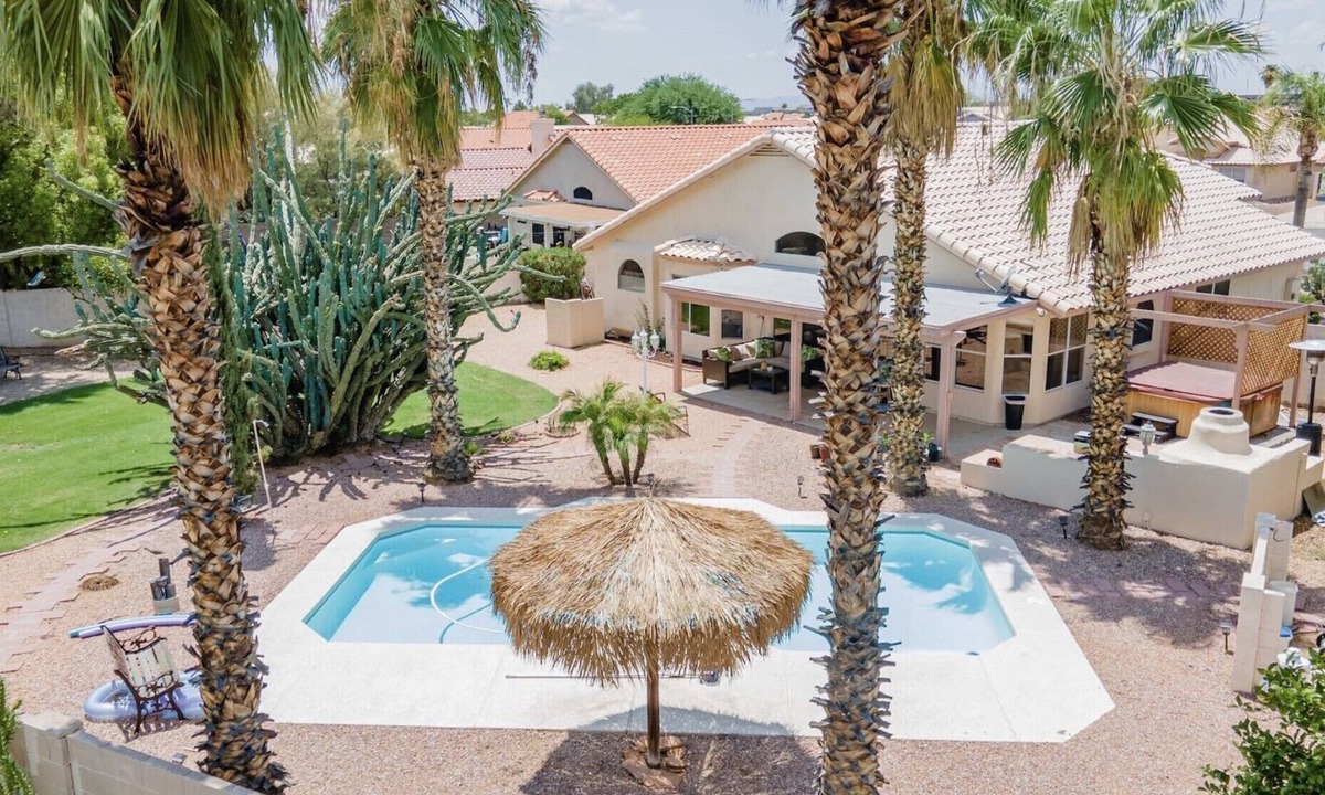 Glendale House | ☀️🌵Tropical Desert Oasis. HEATED Pool & Spa no charge. Private, large yard 🌴🏜