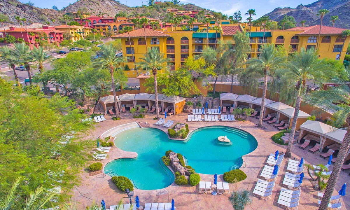 North Mountain Hotel | Two King Room at a 4⭐️ Hotel
