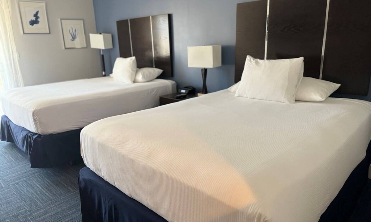 Old Towne Hotel | Two Queen Jacuzzi Balcony Retreat with Free Breakfast Near Beach and Pier
