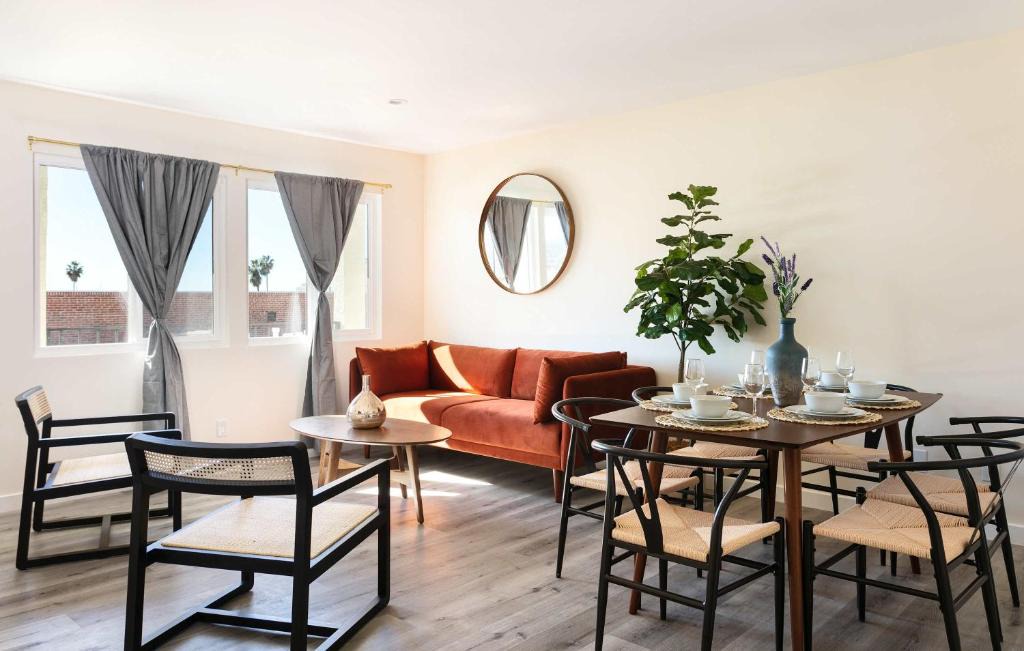 Citrus Grove Apartment | Unwind in Spacious 2BR Apt Sleeps 6 with Parking