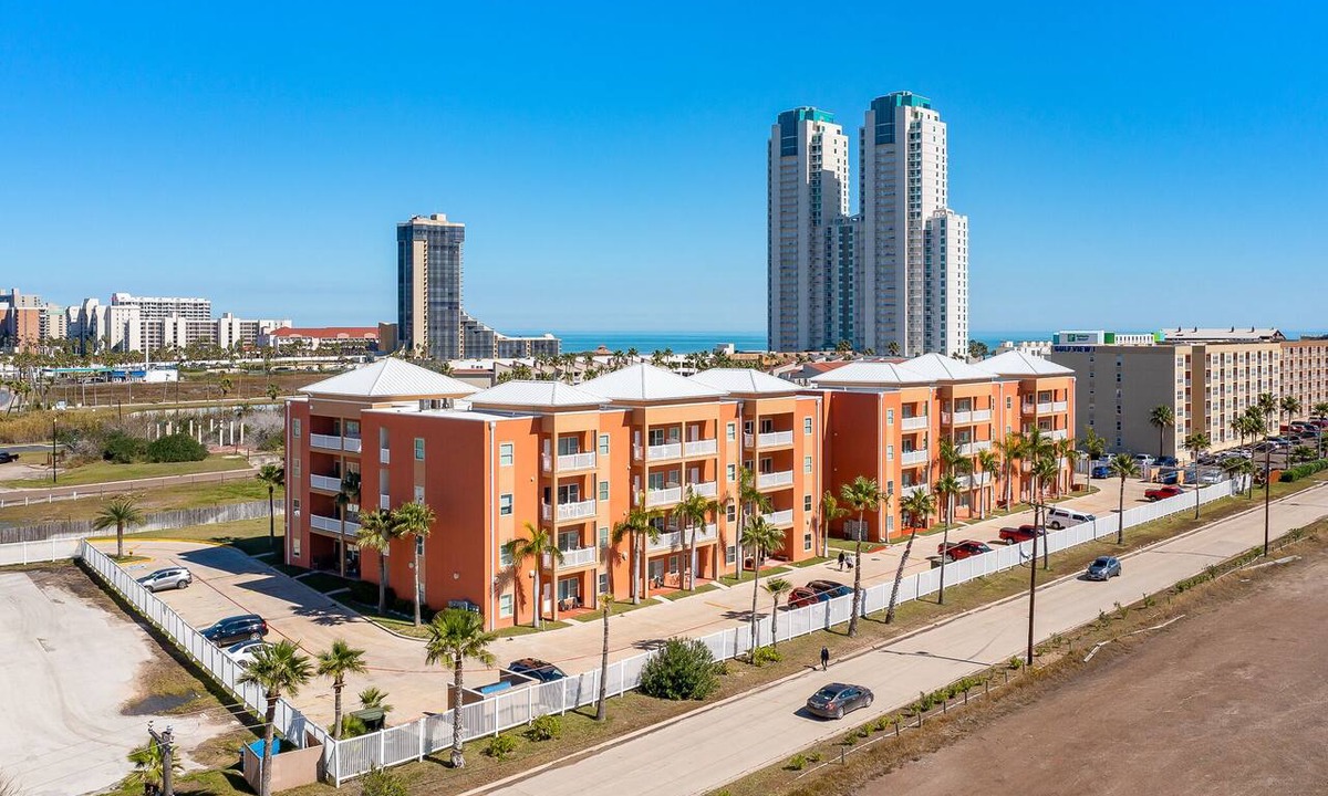 South Padre Island Condo | Updated Condo with Pool, Gym & BBQ Area - Near Beach!