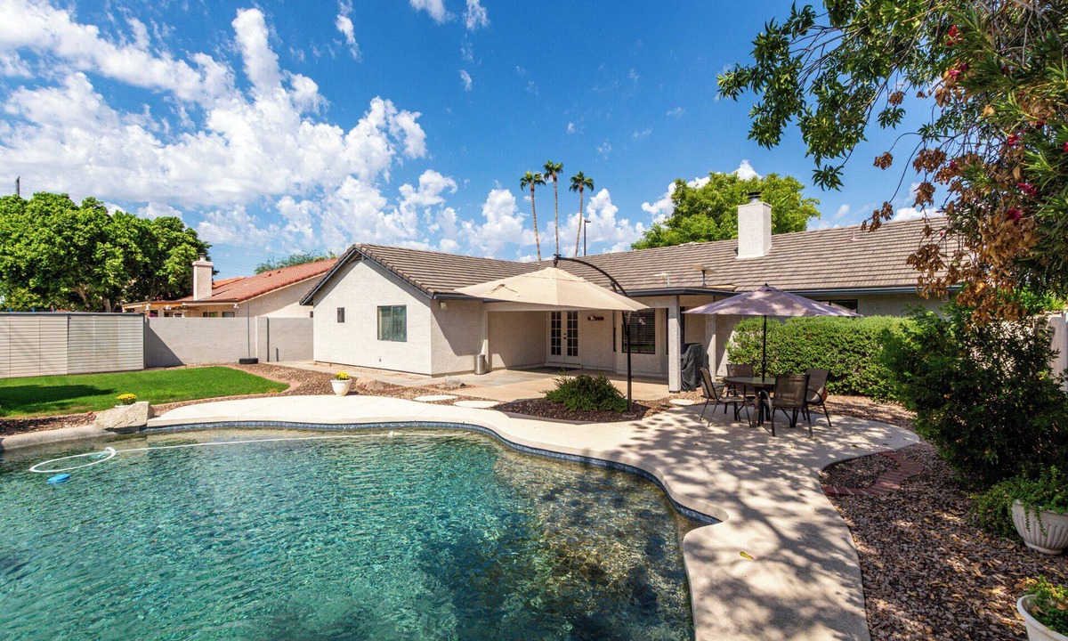 Val Vista Lakes House | Val Vista Lakes Salt Water Pool Gem
