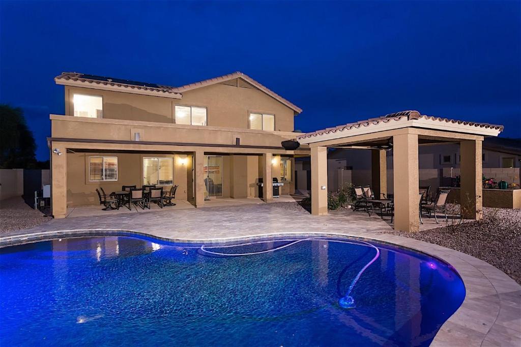 Mesa House | Valley of the Sun 5 BR by Casago
