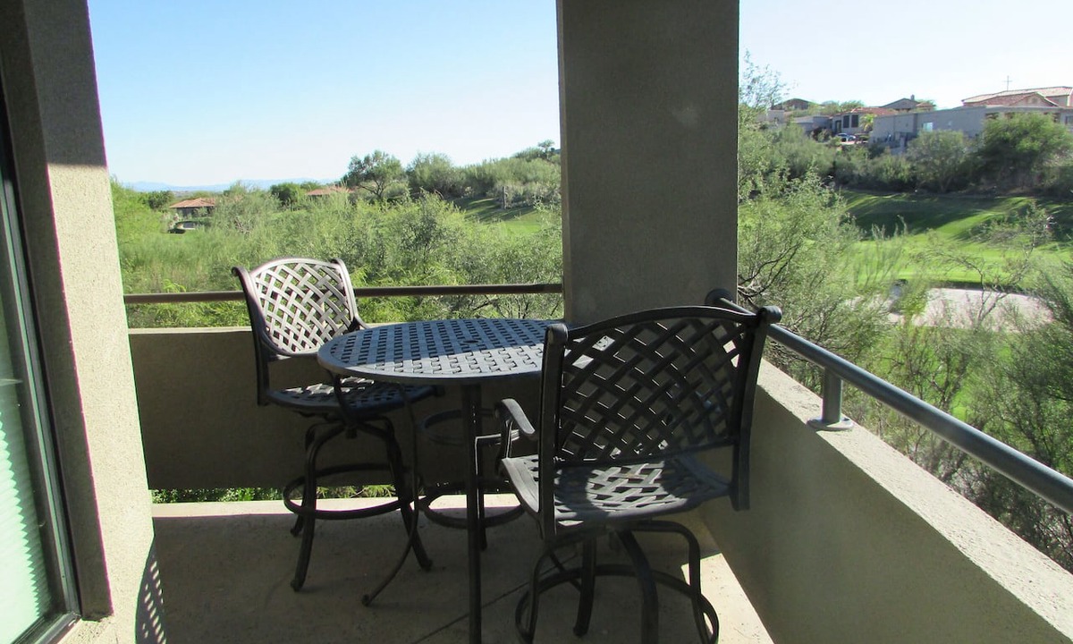 Tucson Condo | Ventana Golf Views from the Back-Stunning Mountains from the Front