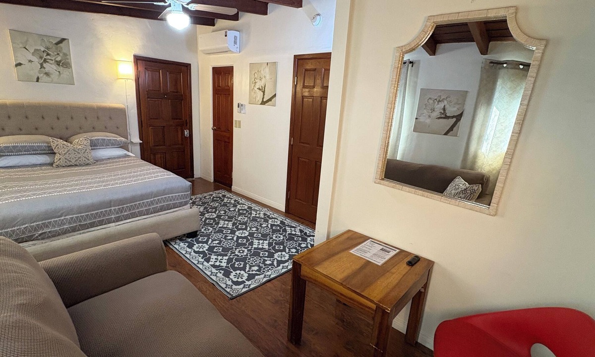 Historic Tennis Club Apartment | Villa E - a cozy studio in the heart ♥️ of downtown Palm Springs!