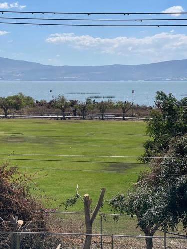 Chantepec Villa | Villa LLena de Vida Vista al Lago Alberca Climatizada y Dos Jacuzys