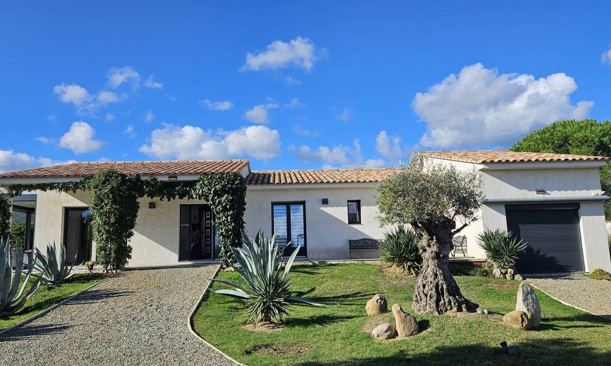 Solaro House | Villa with swimming pool for 6 people - Air conditioning, Wi-Fi, beach within walking distance