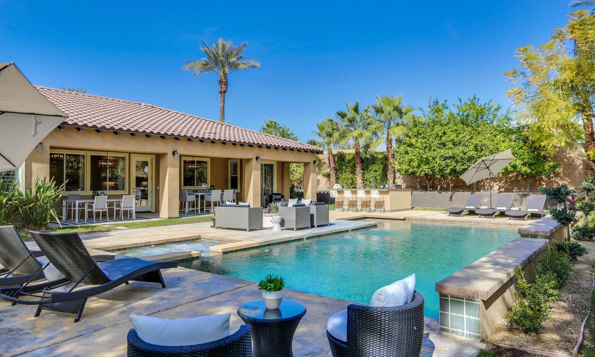 Bella Vida House | Walk to Coachella! 7BR~Sleeps 14~Pool~Game Room!
