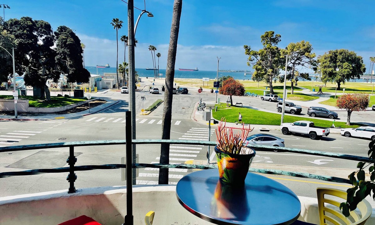 Belmont Shore House | Walk to the Beach & 2nd Street.Bright Coastal Living