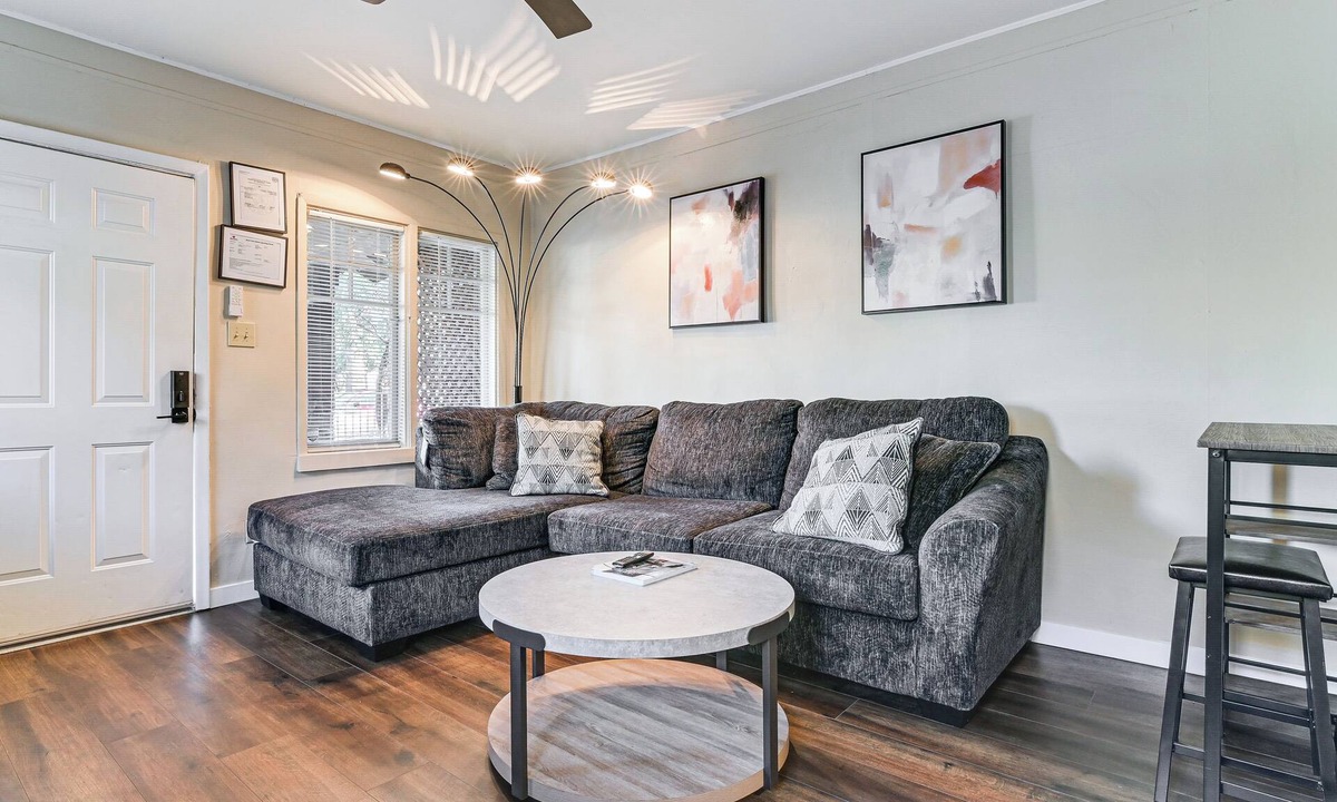 Governmental Mall House | Walkable Haven 1 Mi to Dtwn Phoenix & Chase Field!