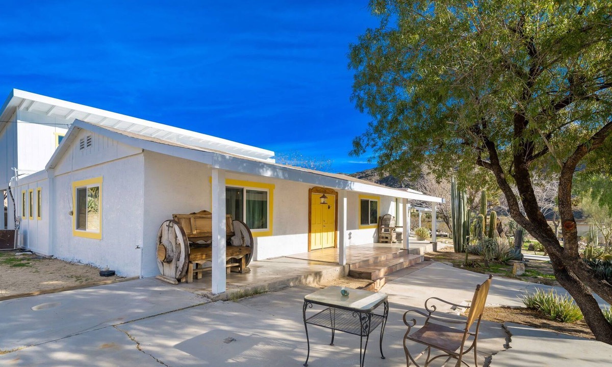 Morongo Valley House | Warm and inviting Rancho Morongo 2-story Gem