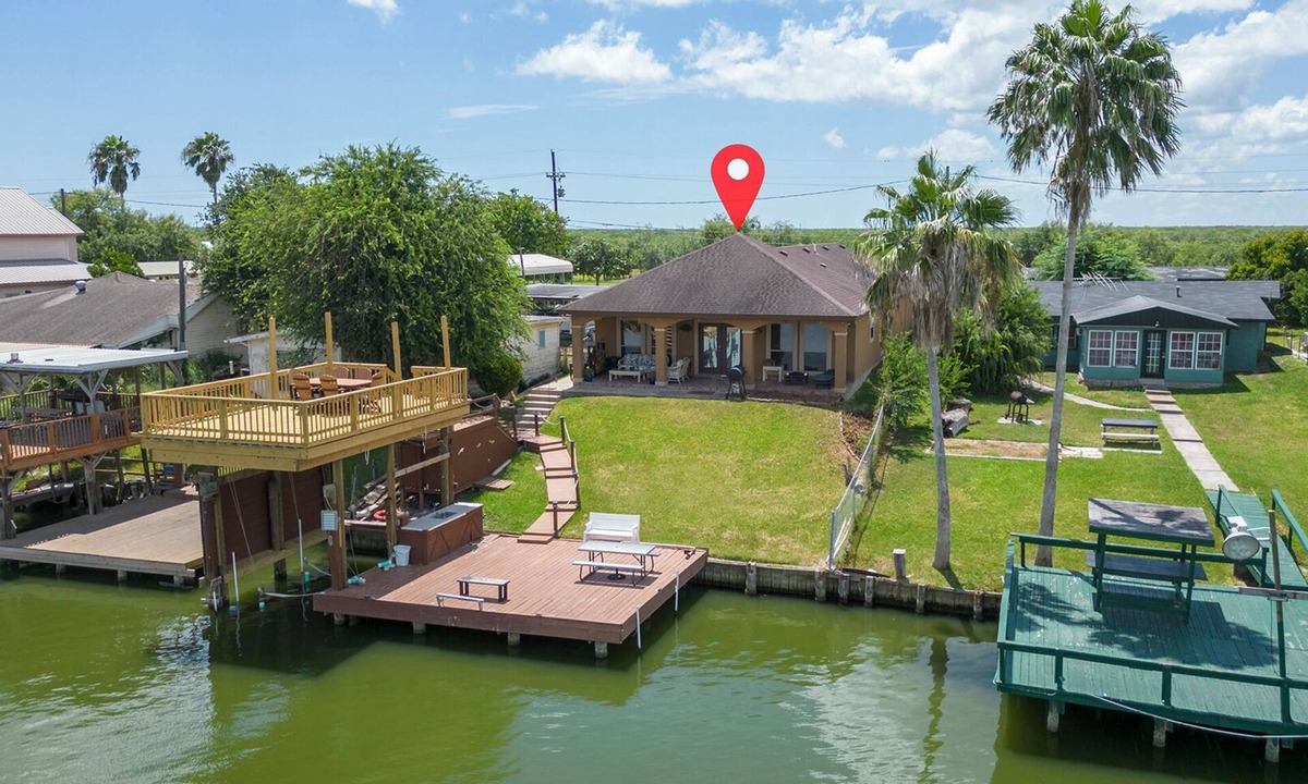 Arroyo City House | Waterfront 3-bedroom 3- bathroom house with fishing pier in Arroyo City