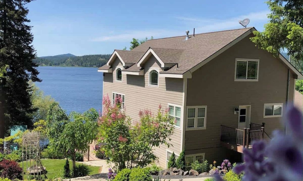 Hauser House | Waterfront home sleeps 21 with dock and game room
