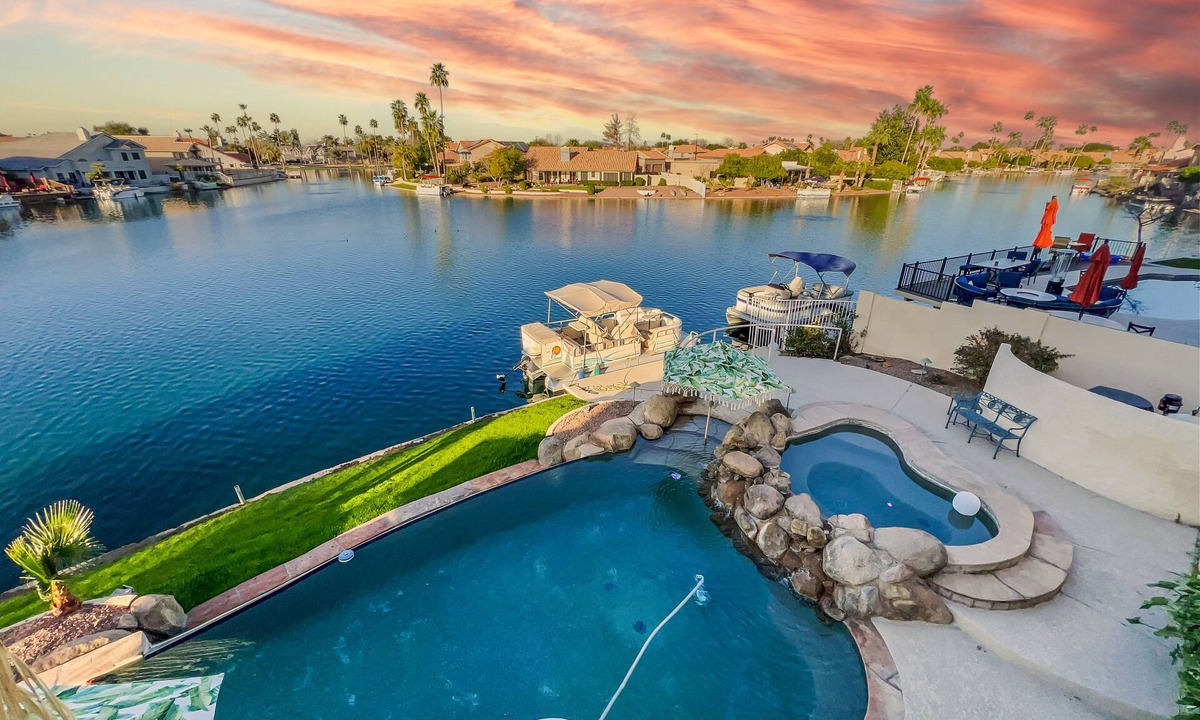 The Islands House | Waterfront, Pool, Sauna, Luxury living, low price! 30 Night Min.